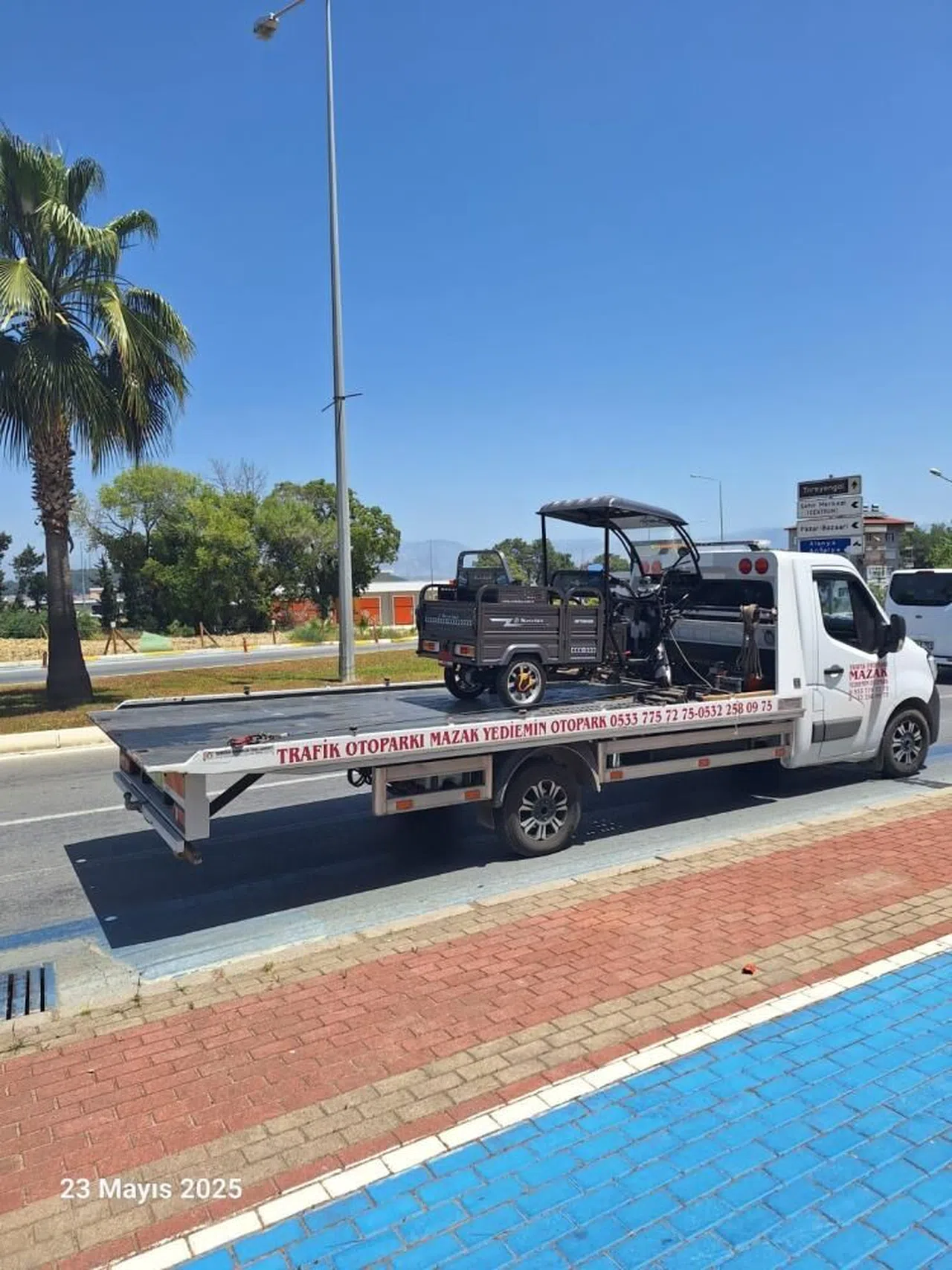 Direksiyon hakimiyetini kaybeden motorlu bisiklet devrildi: 2 yaralı