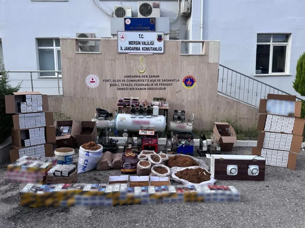 Evi kaçak sigara üretim merkezi yapmışlar: 2 gözaltı