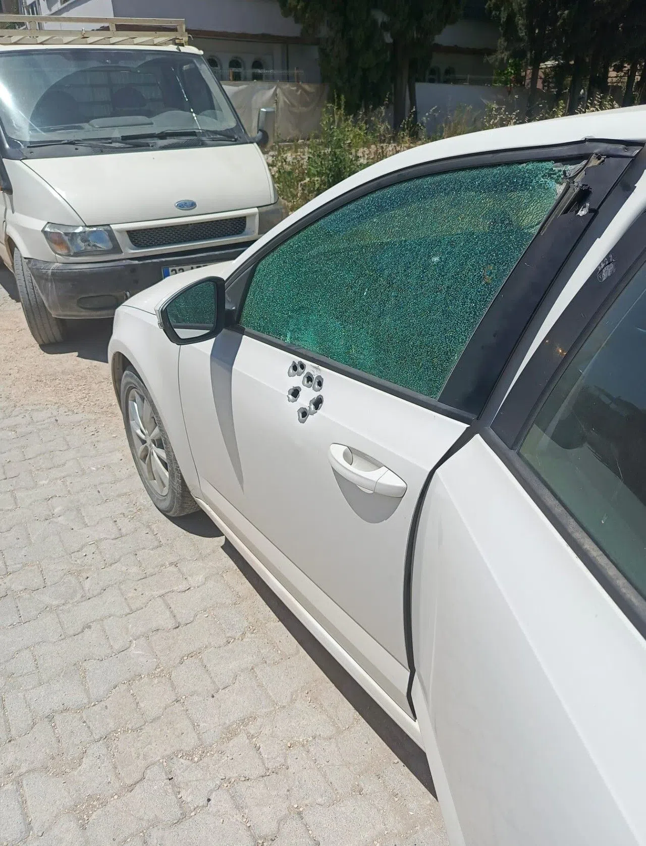 Park halinde araç kurşunlandı