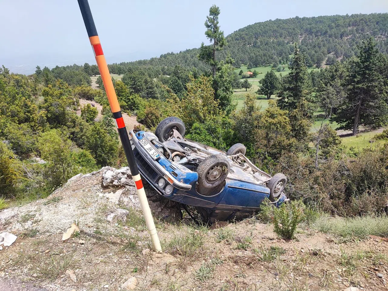 Otomobil Şarampole Devrildi, 2 Kişi Hafif Yaralandı