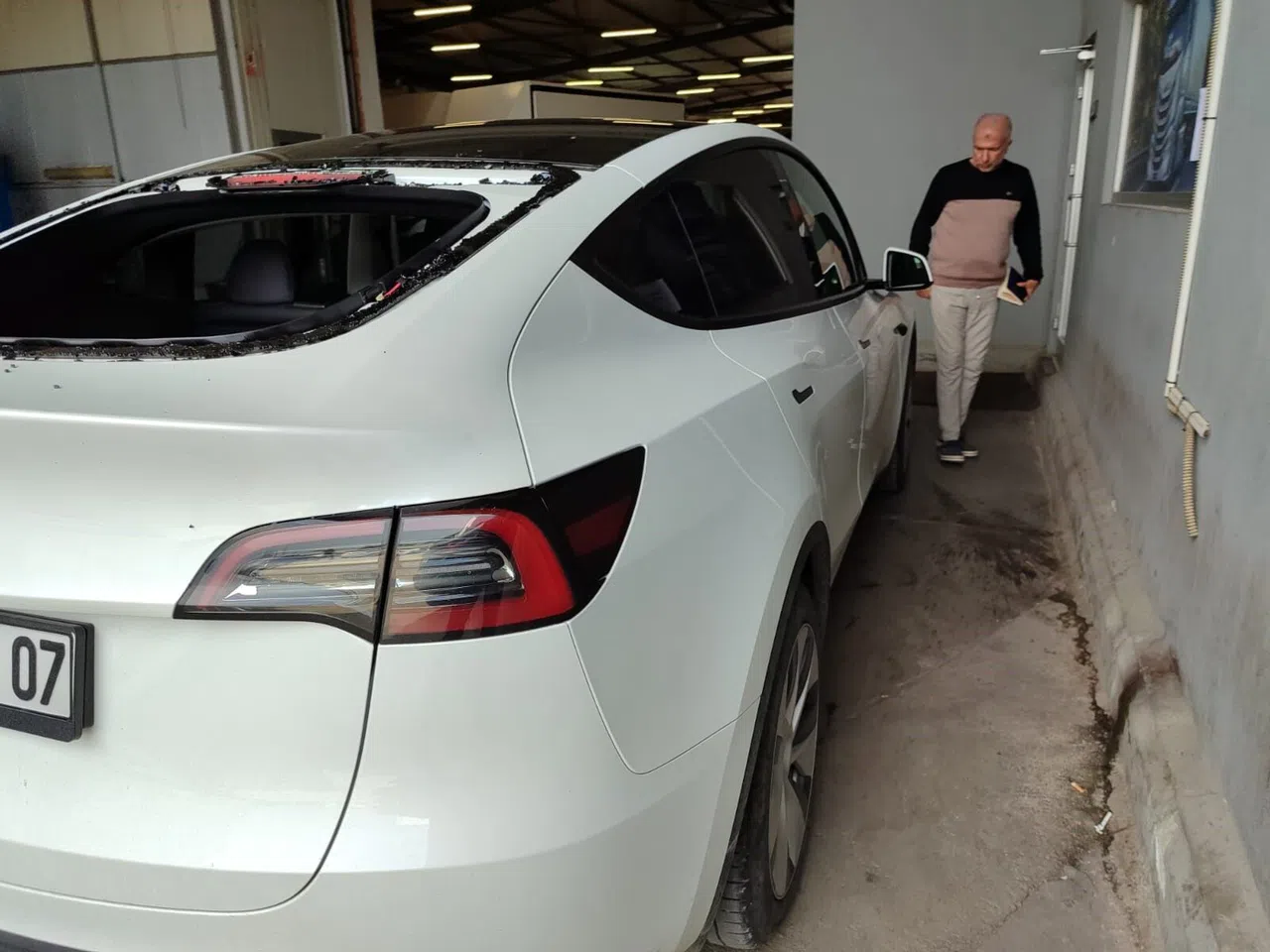 Dolu Yağışı Lüks Otomobilin Camlarını Kırdı