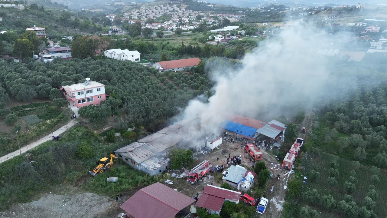 Tekstil fabrikası alevlere teslim oldu