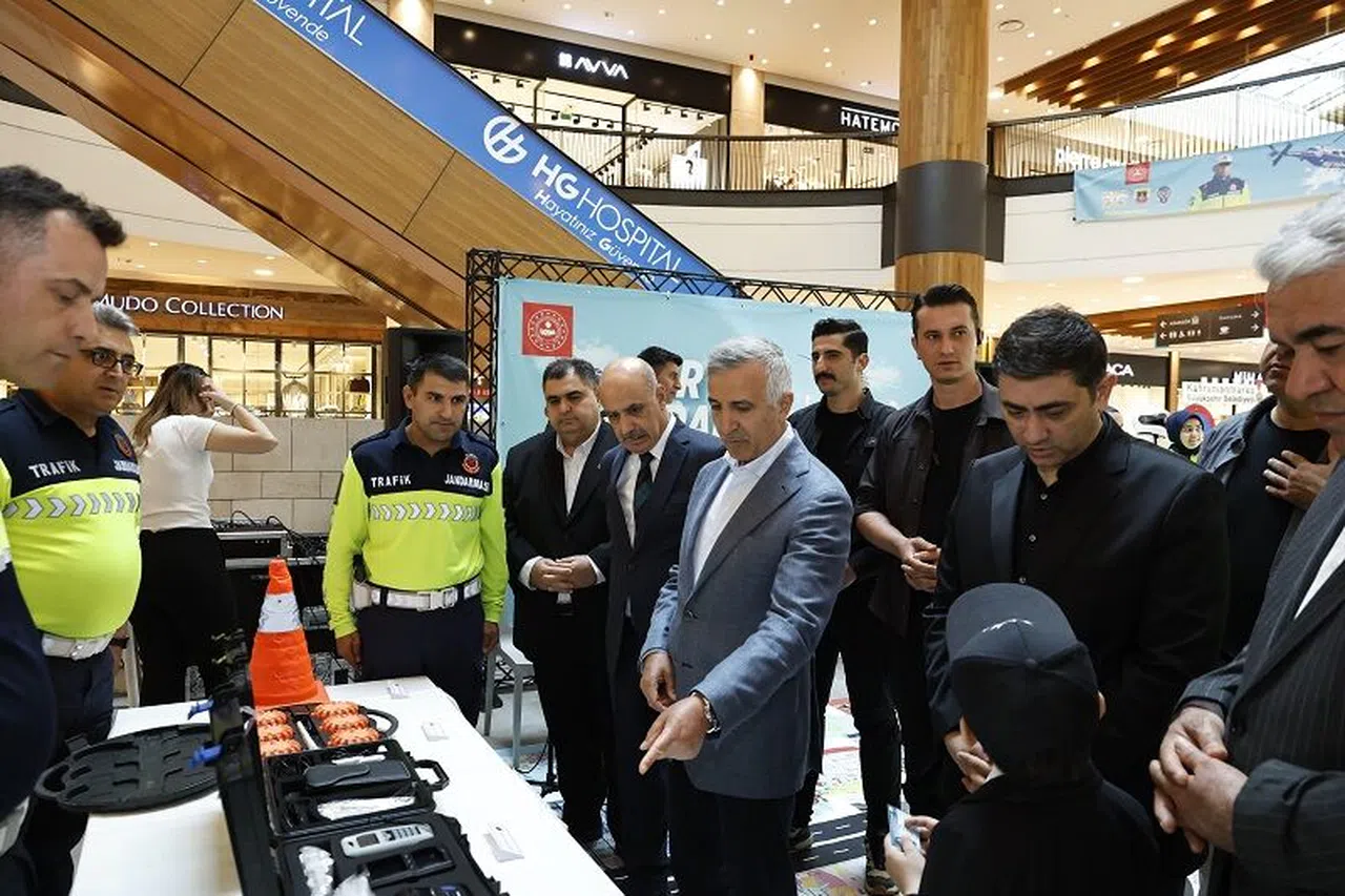 Trafik Haftası Etkinliği: Vali Ünlüer Trafik Standlarını Ziyaret Etti