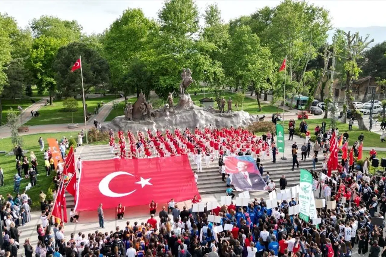 Bursa İnegöl’de 19 Mayıs coşkusu sokaklara taştı