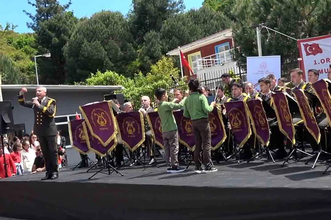 'Enstrümansız Okul Kalmasın' Projesi'nde unutulmaz performans