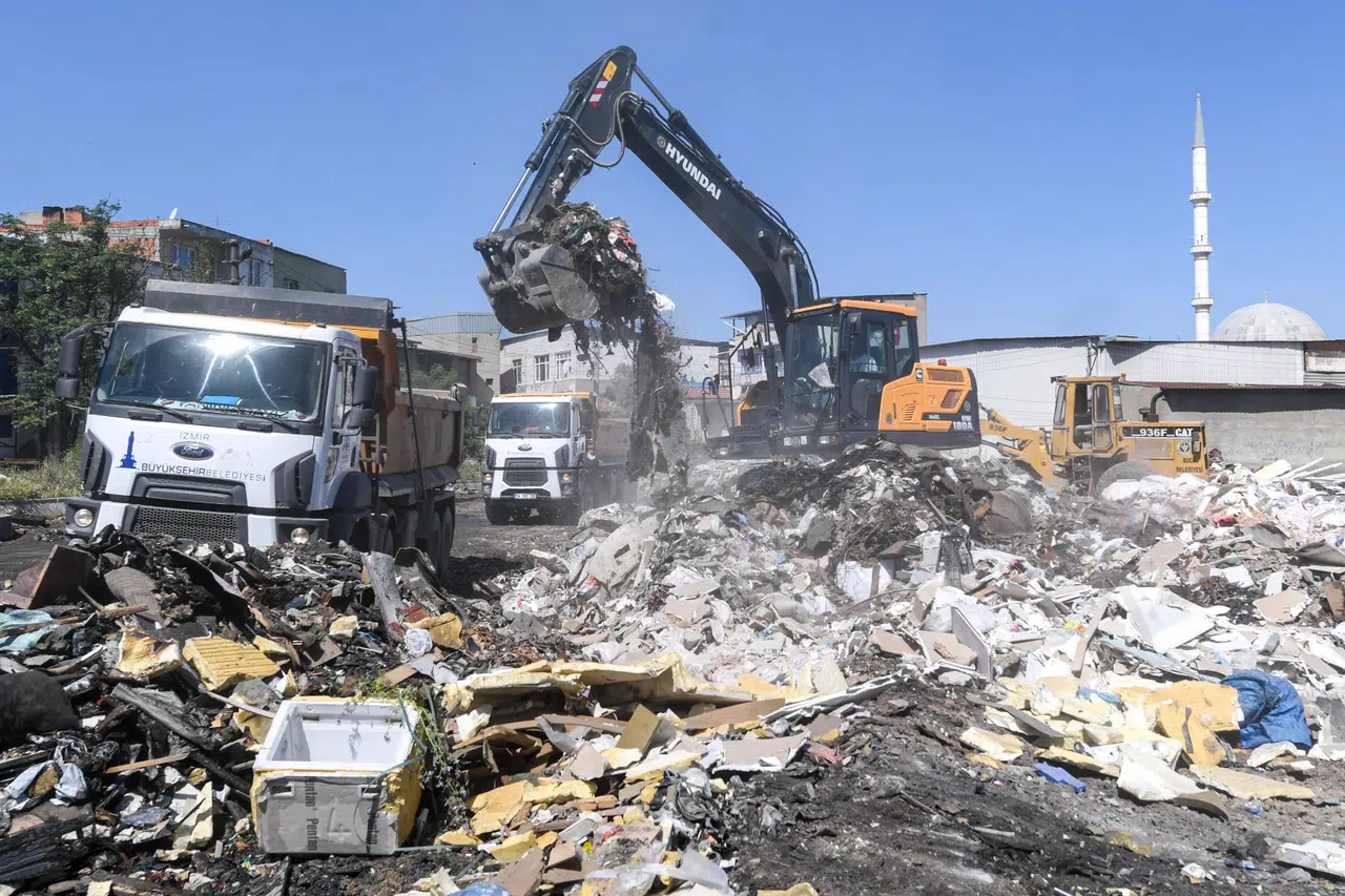 İzmir Buca'da temizlik operasyonu