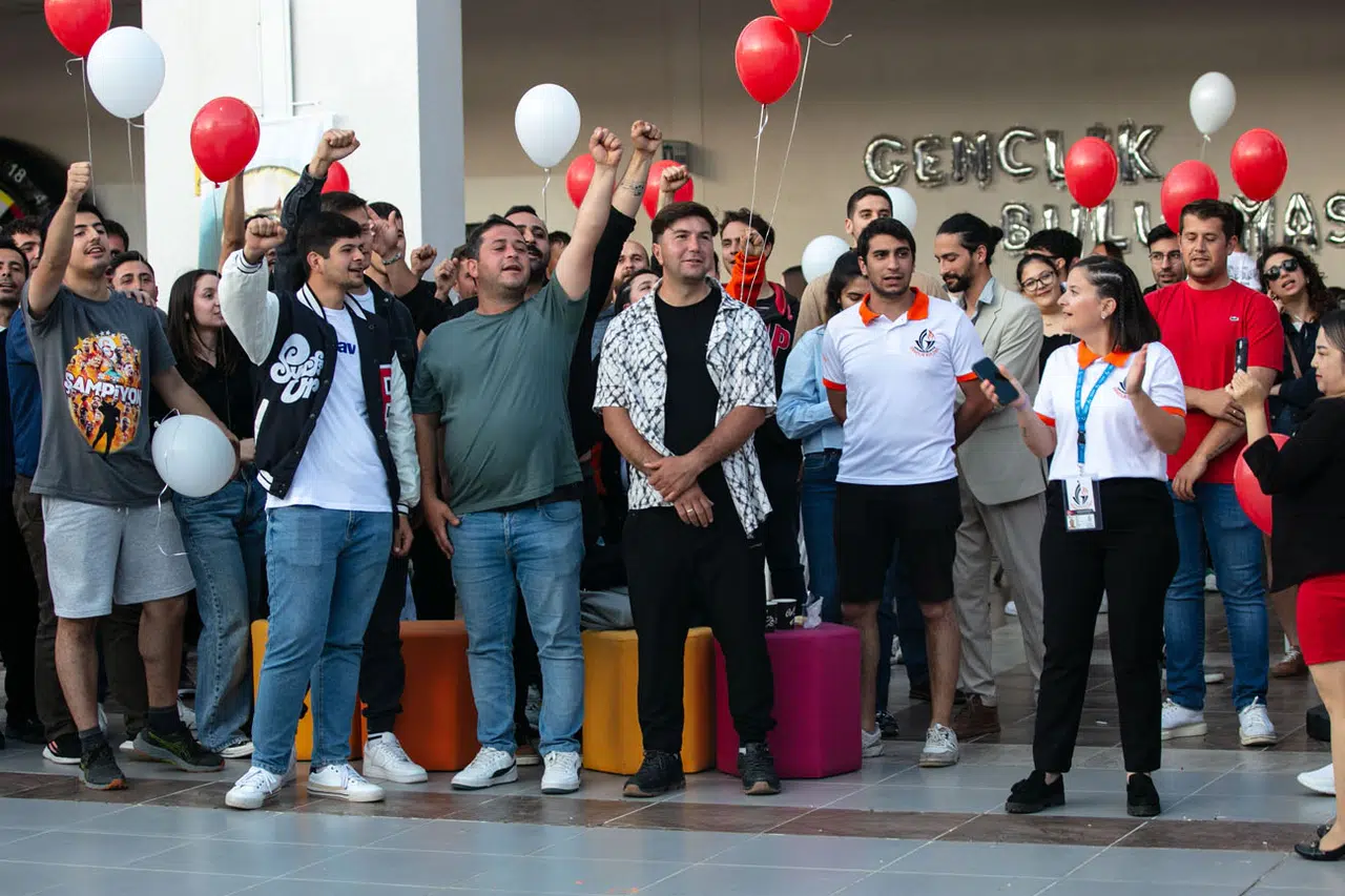 İzmir Güzelbahçe’de gençler yaza merhaba dedi