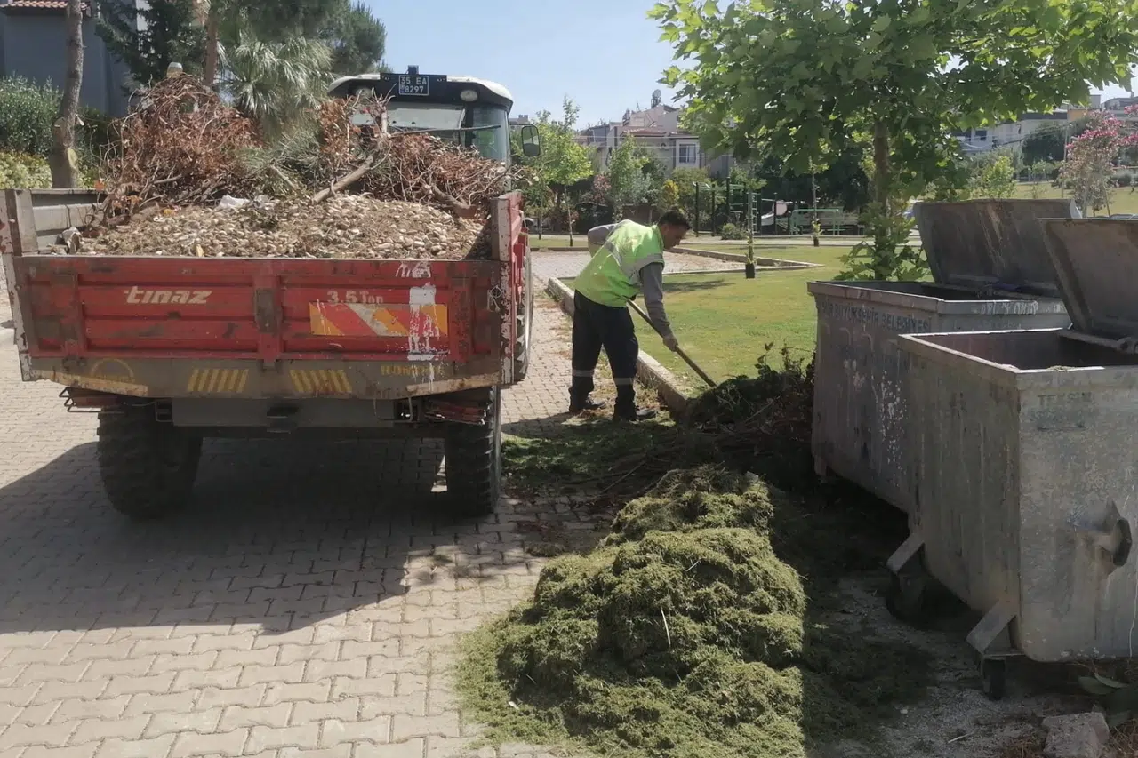 İzmir Güzelbahçe'de yaz temizliği