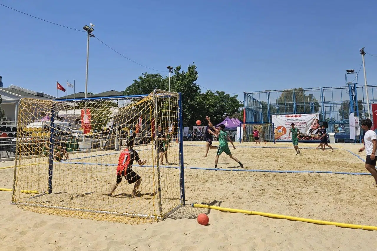 İzmir'de Atatürk’ün gençleri Büyükşehir'in şenliğinde buluştu