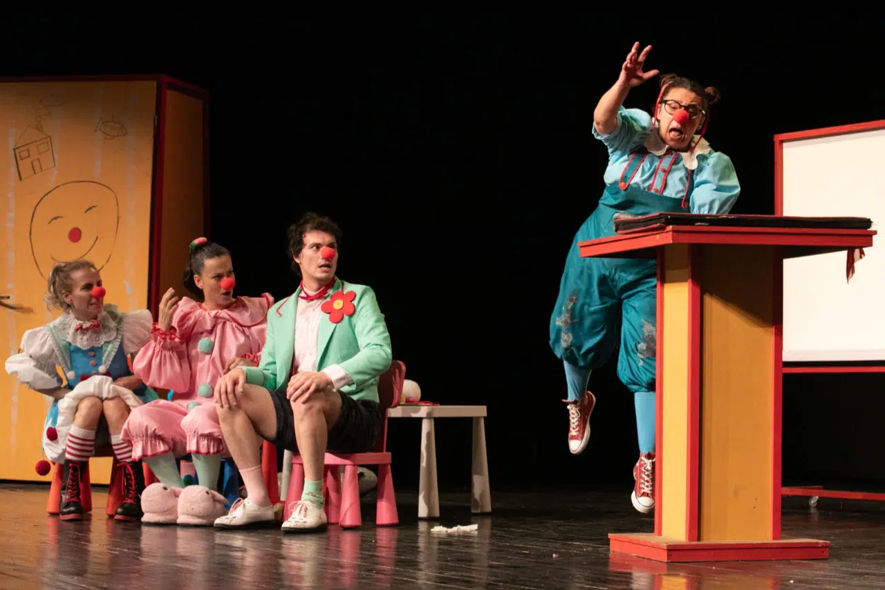 İzmir'de 'Soytarılar Okulu' sahnelendi