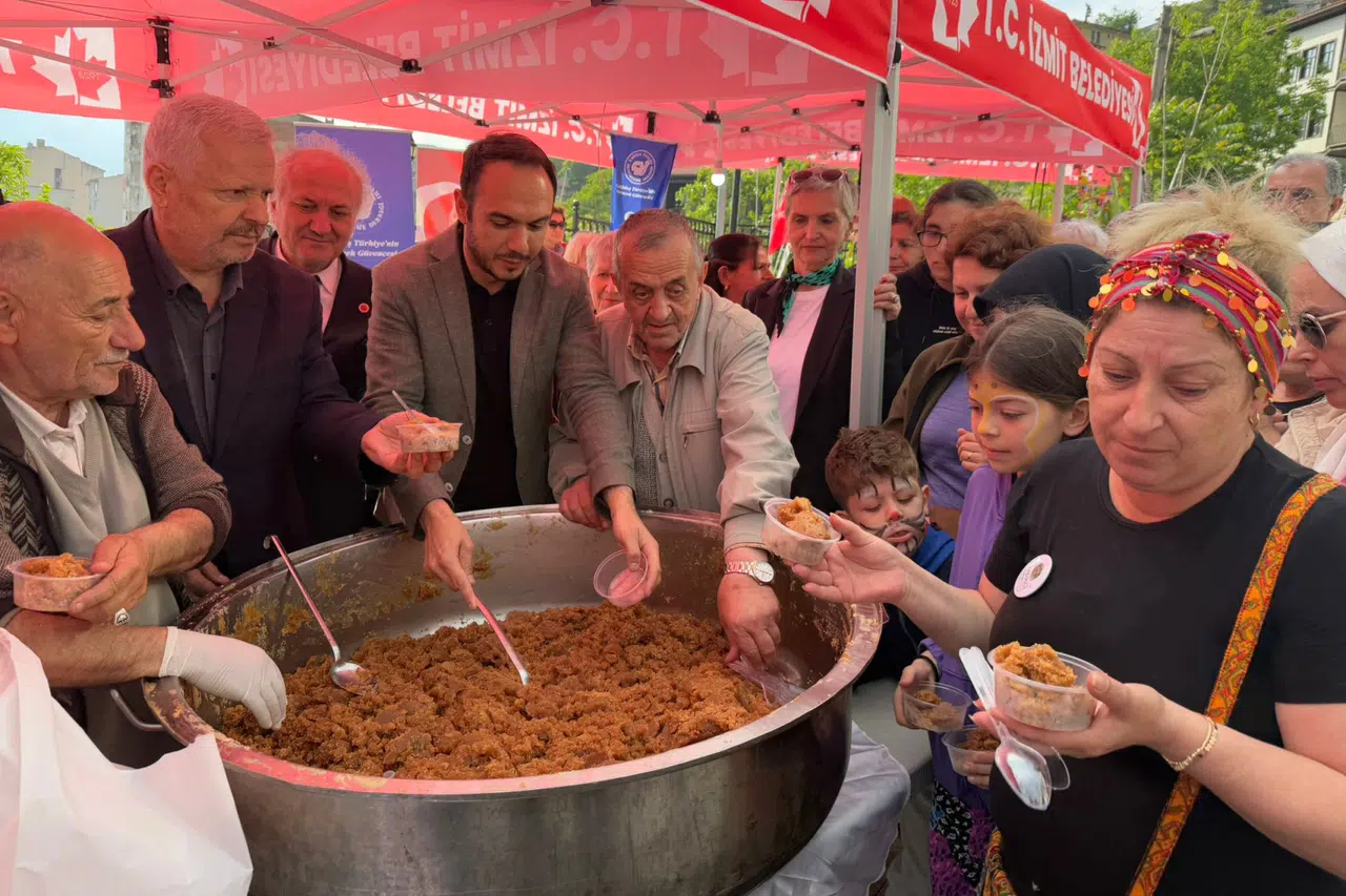 Kapanca'da İzmitlilere un helvası ikramı