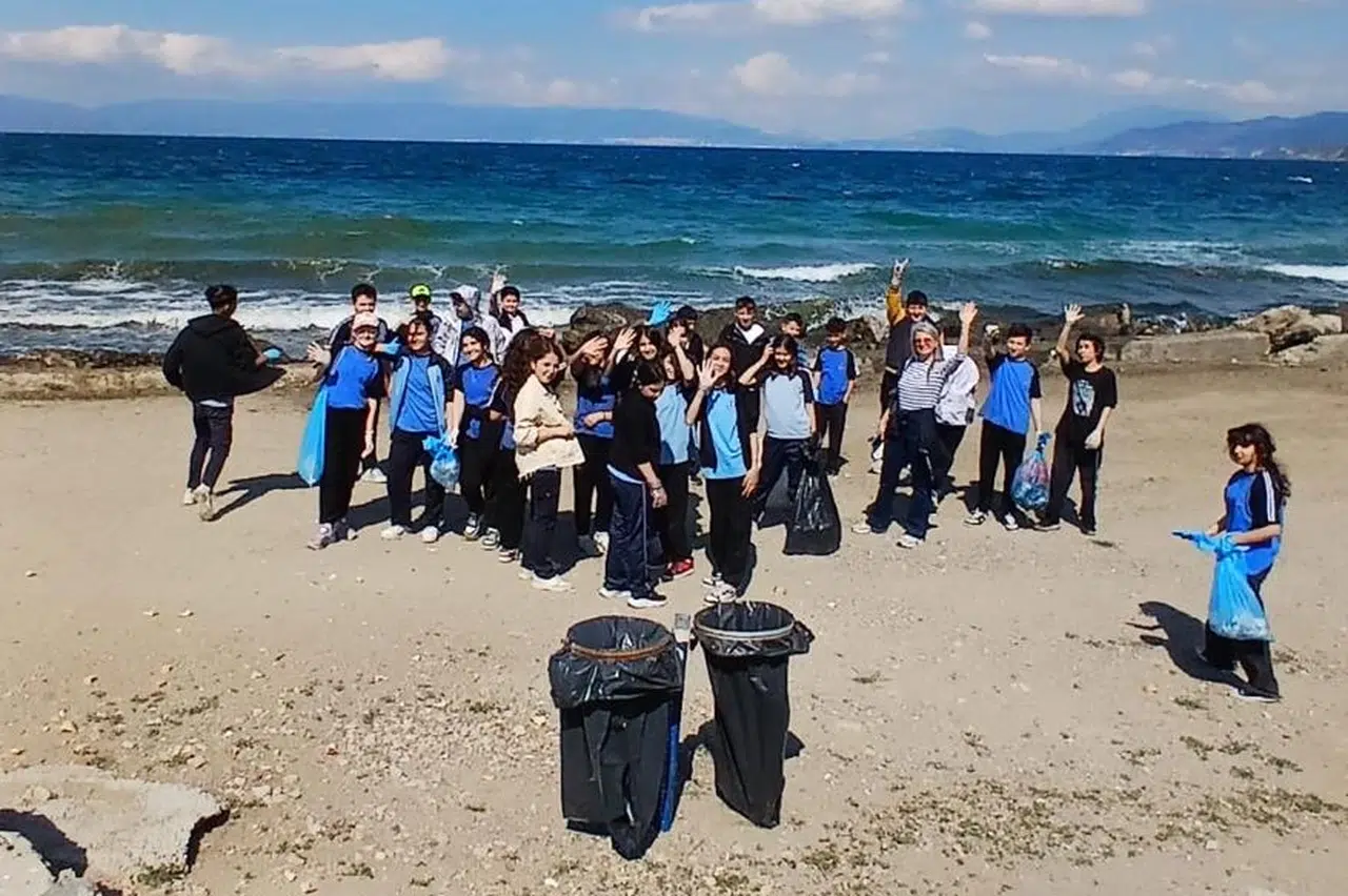 Mudanya'da ortaokul öğrencilerinden sahil temizliği