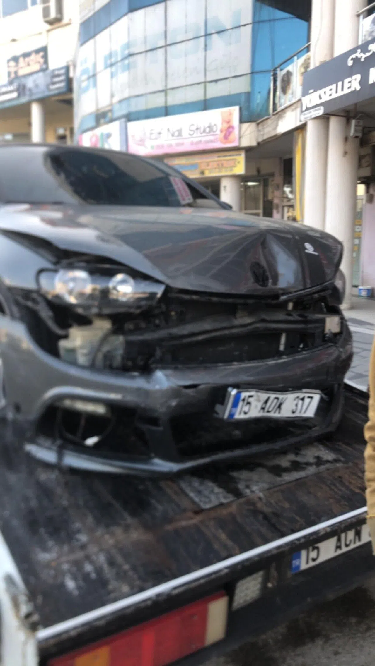 Alkollü Sürücü Önce Kaldırıma Saksılarına Çarptı