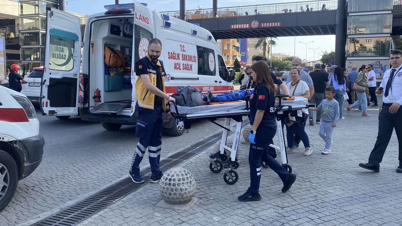 AVM'deki İş Yerinde Asma Cam Tavan Çöktü: 2 Yaralı