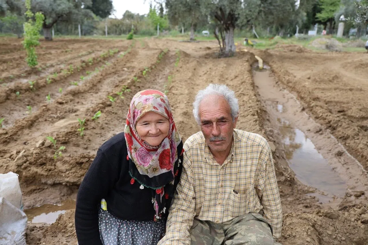 Şehit Ailesinin Yıpranan Bayrağı Değiştirildi