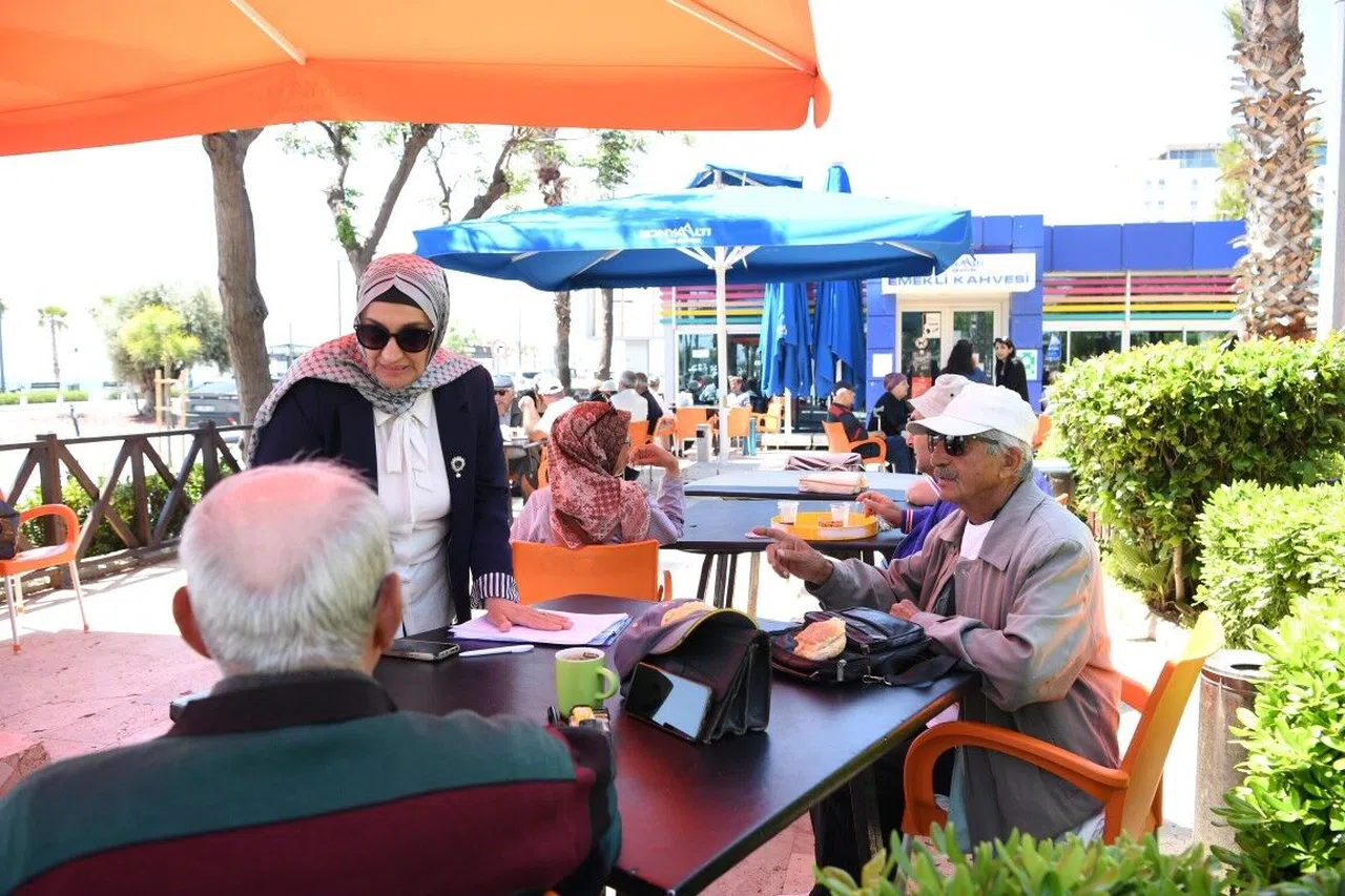 Belediye Emekli Kahvelerinde Vatandaşlarla Bir Araya Geldi