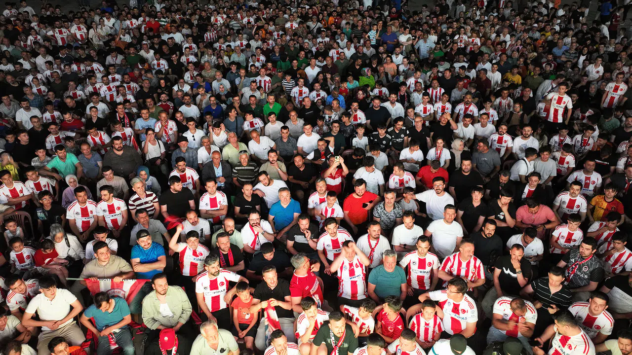 Kahramanmaraş İstiklalspor’un Şampiyonluğu Dev Ekranda Binlerle Kutlandı