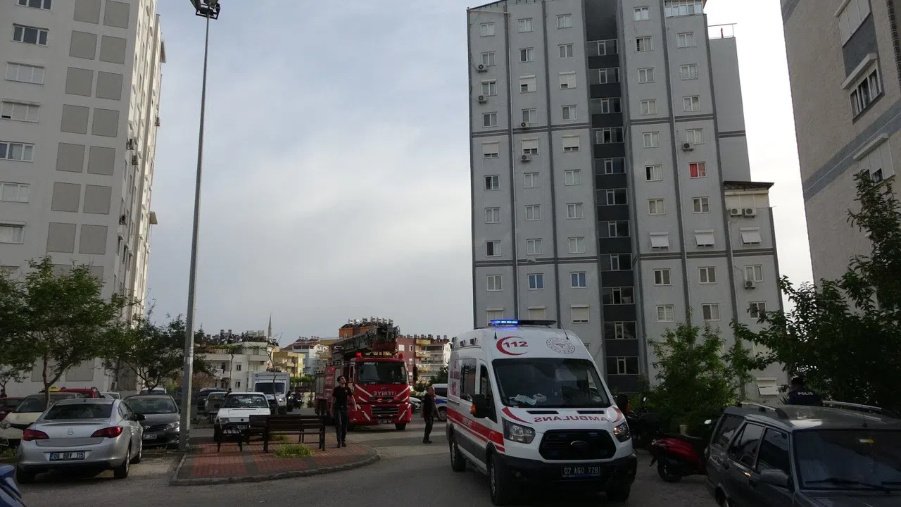 Çatıya Çıkan Kadın Polis Tarafından İkna Edildi