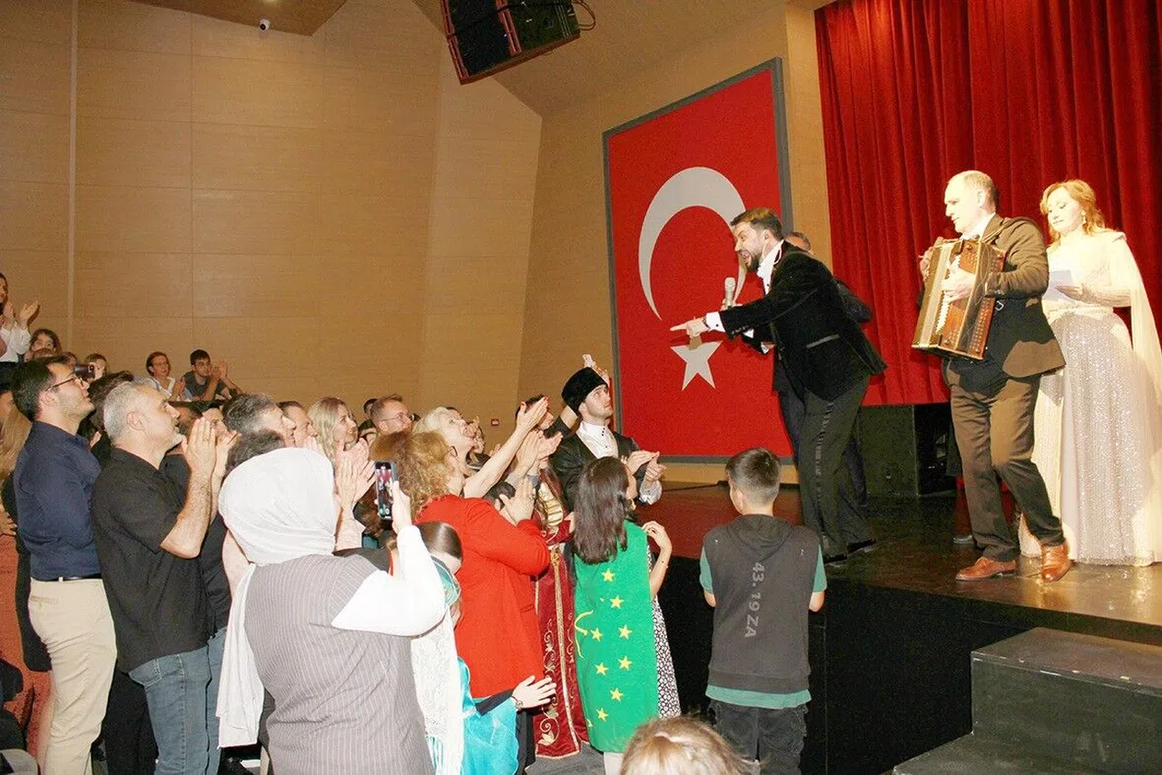 Çerkes Müziği Ve Dansı Rüzgarı Esti