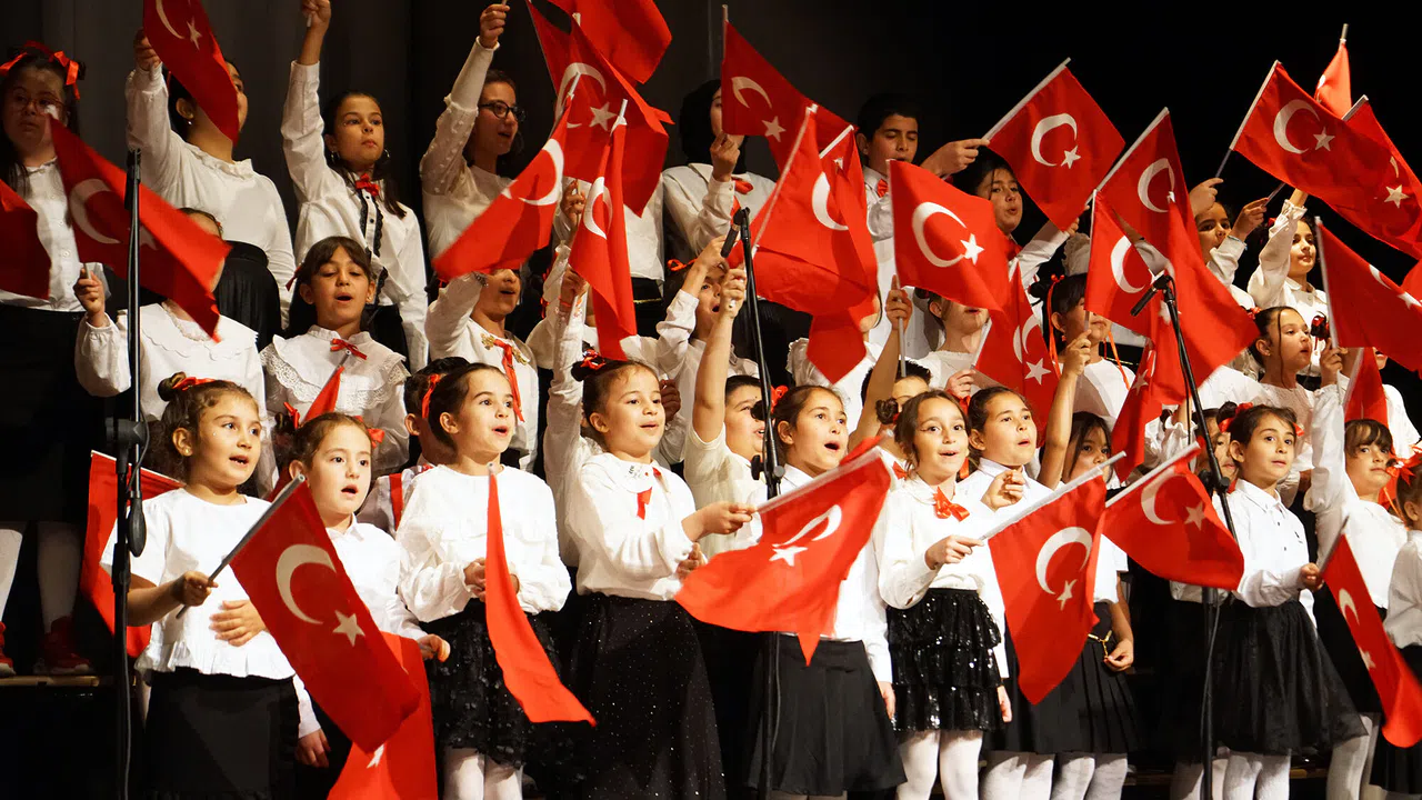 Minik Yüreklerden Dev Performans