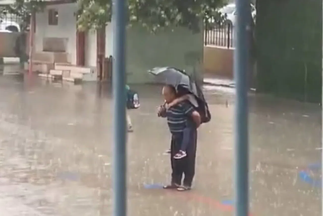 Dede Torununu Sırtına Alarak Yağmur Altında İstiklal Marşı Okudu