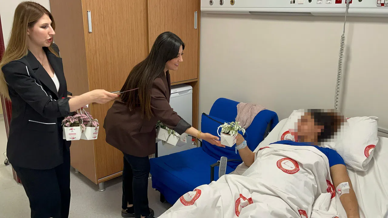 Depremzede Kadınlara Anneler Günü Hediyesi ve Çiçek Dağıtıldı