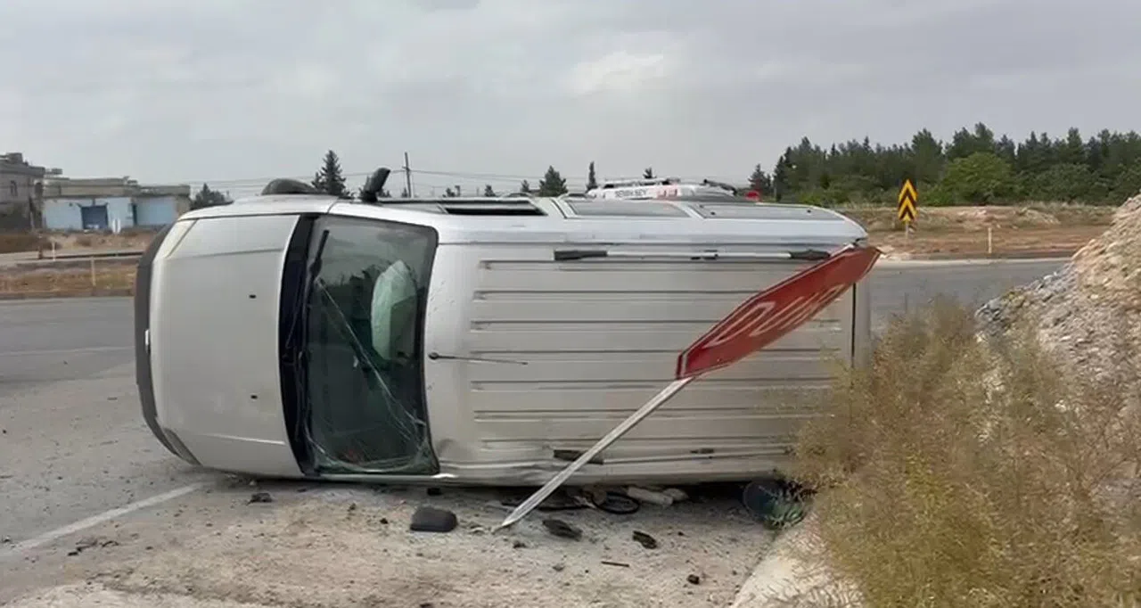 Viraja hızlı giren aracı ’DUR’ tabelası durdurdu