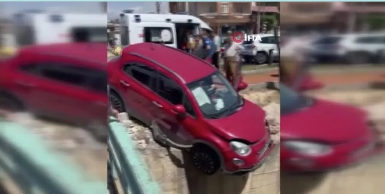 Çarpışan araçlardan biri kanal kenarında askıda kaldı: 3 yaralı