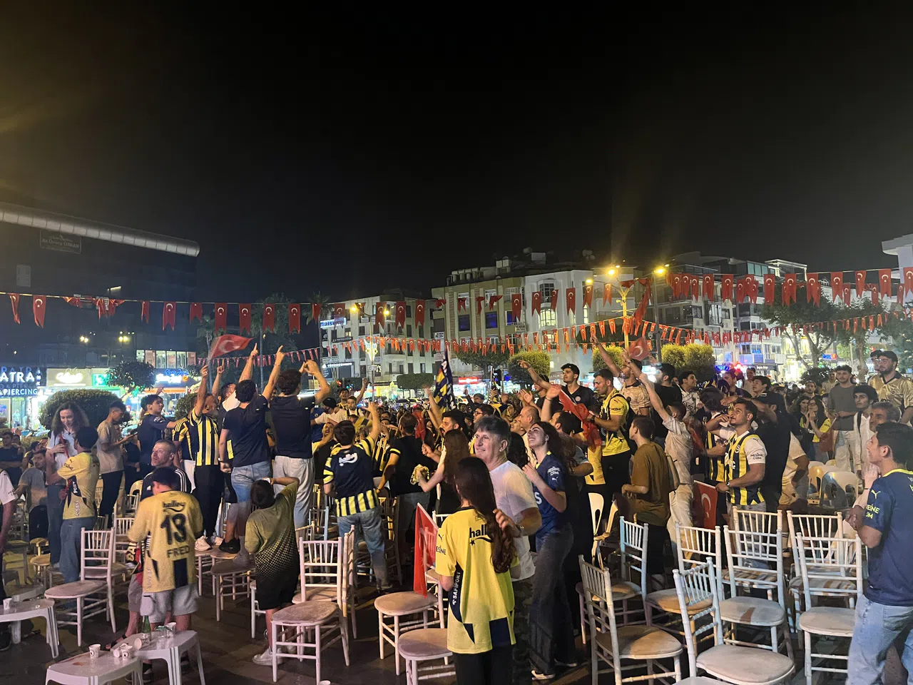 Fenerbahçe'nin Şampiyonluğu Meşaleler Ve Bayraklarla Kutlandı