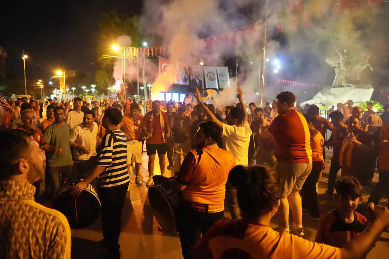 Galatasaray Şampiyon Oldu, Taraftarlar Sokaklara Döküldü