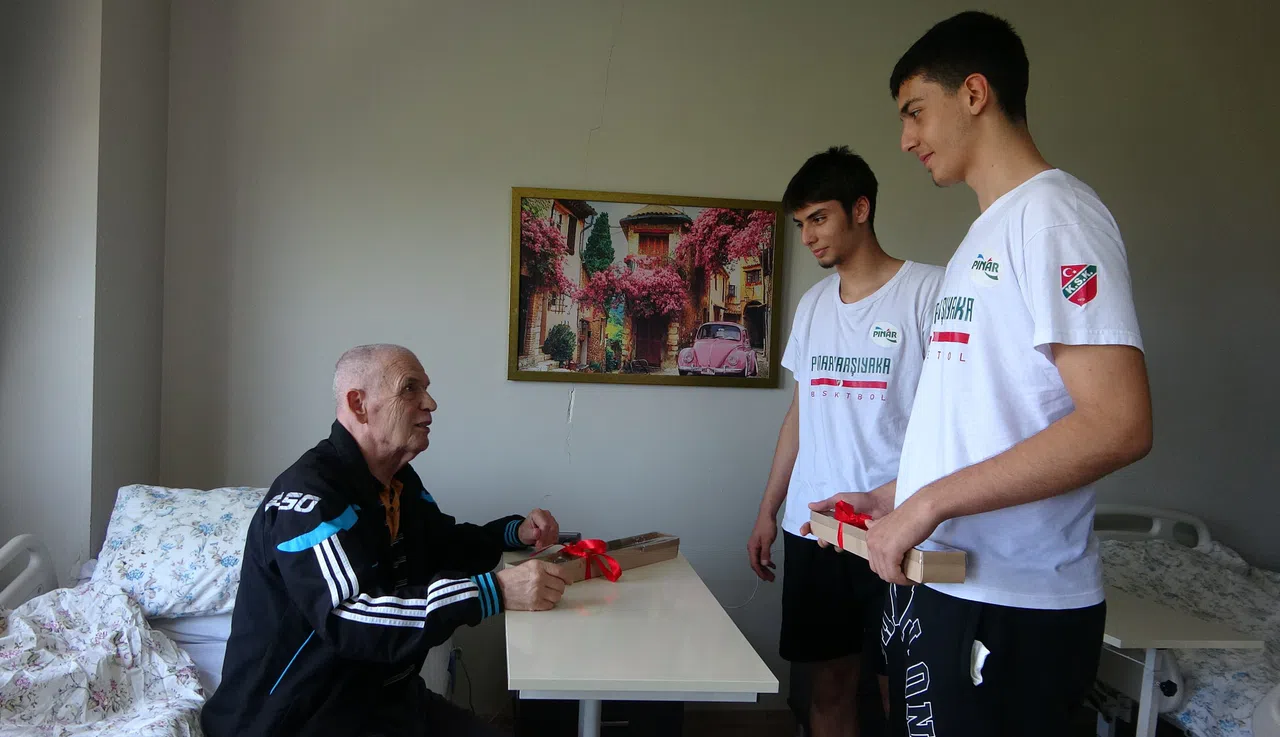 Genç Basketbolculardan Yaş Almışlara Anlamlı Ziyaret