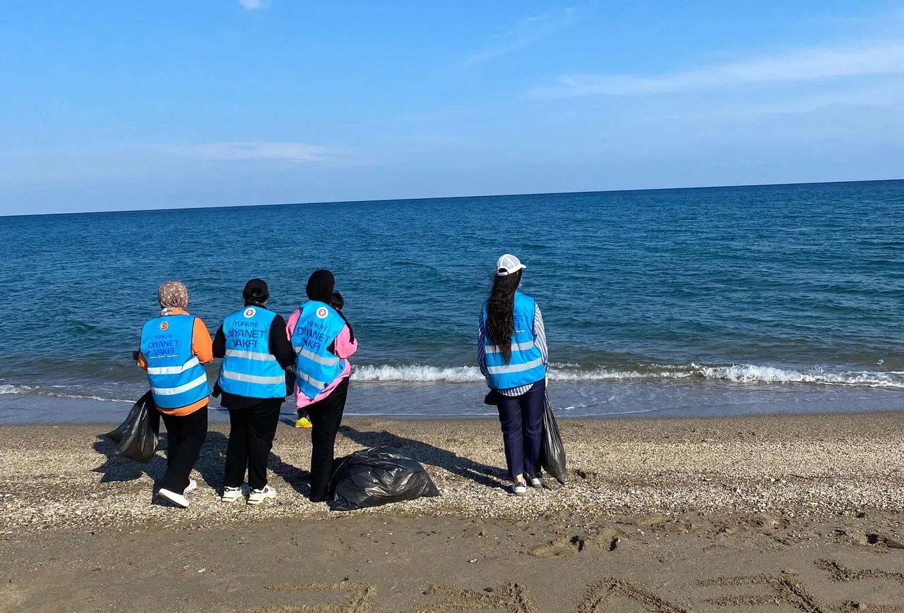 Gençler Sahil Temizliği Yaptı