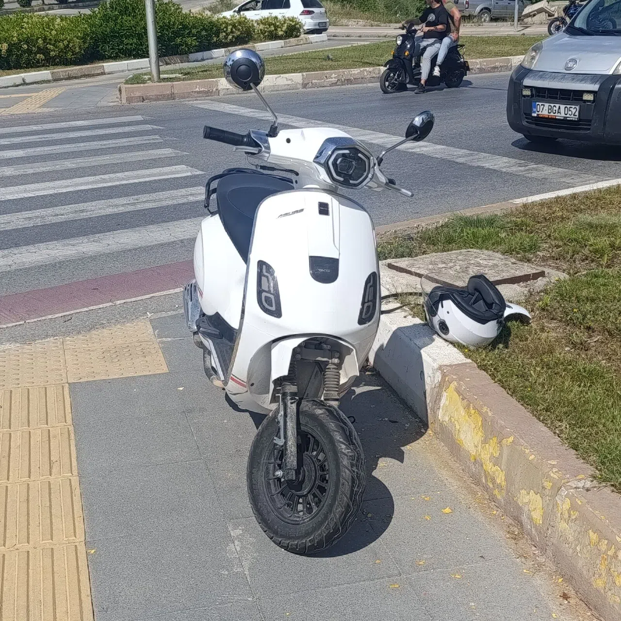 Otomobil Motosiklete Çarptı