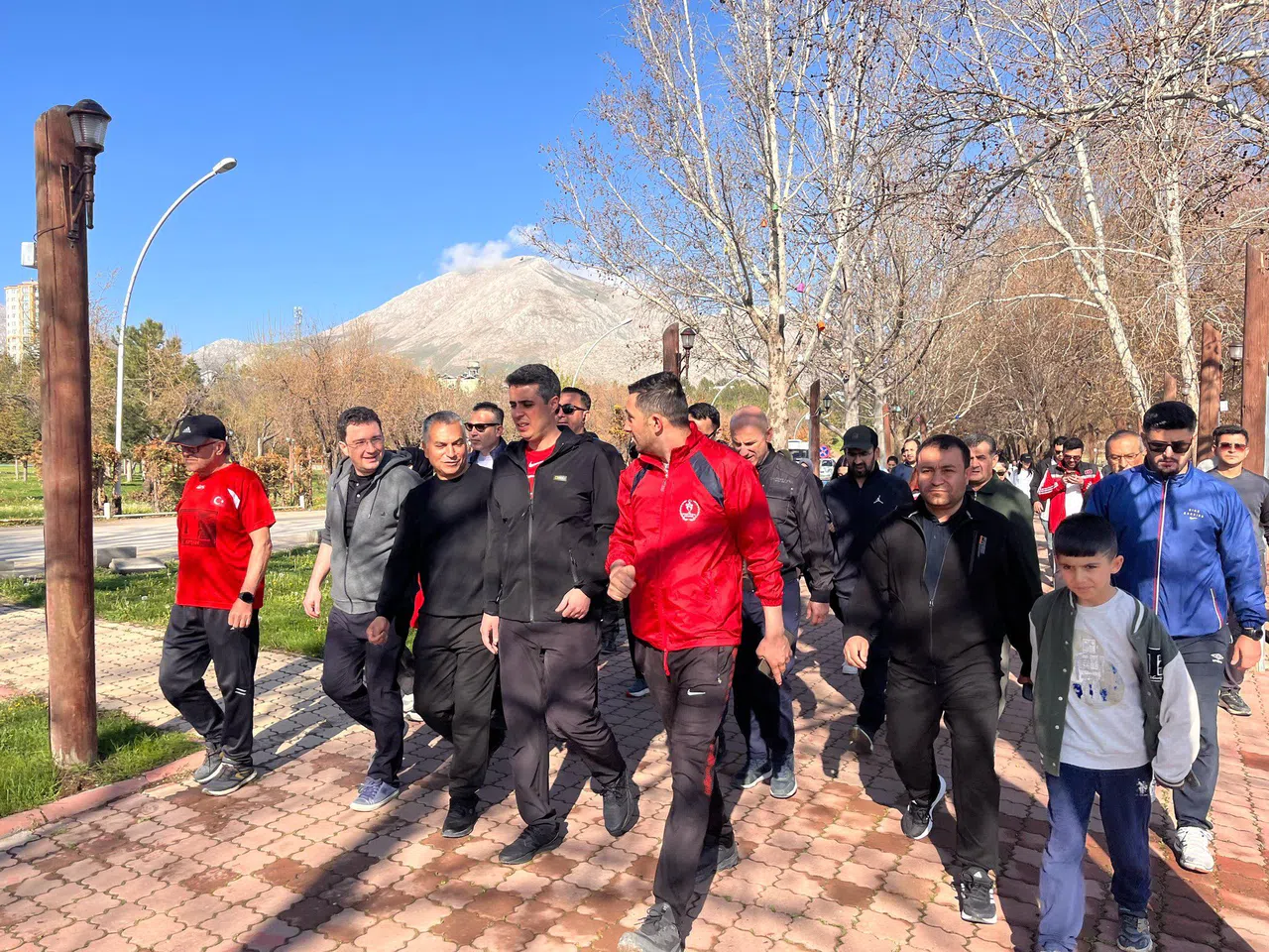 Elbistan’da 19 Mayıs Coşkusu: Aile Boyu Sağlıklı Yaşam Yürüyüşü Düzenlendi