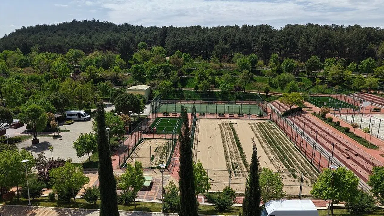 Halı Sahalar Yeni Zeminiyle Sporcuları Bekliyor