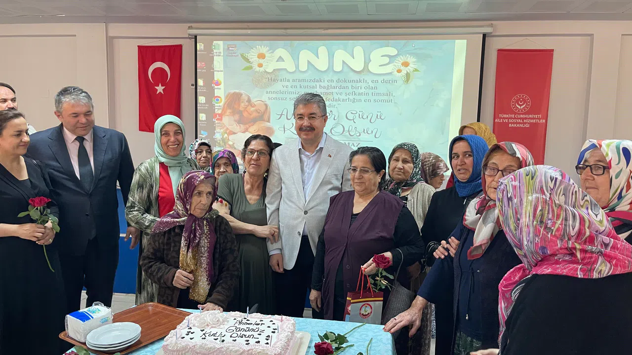 Huzurevinde Kalan Annelerin Günü Kutlandı