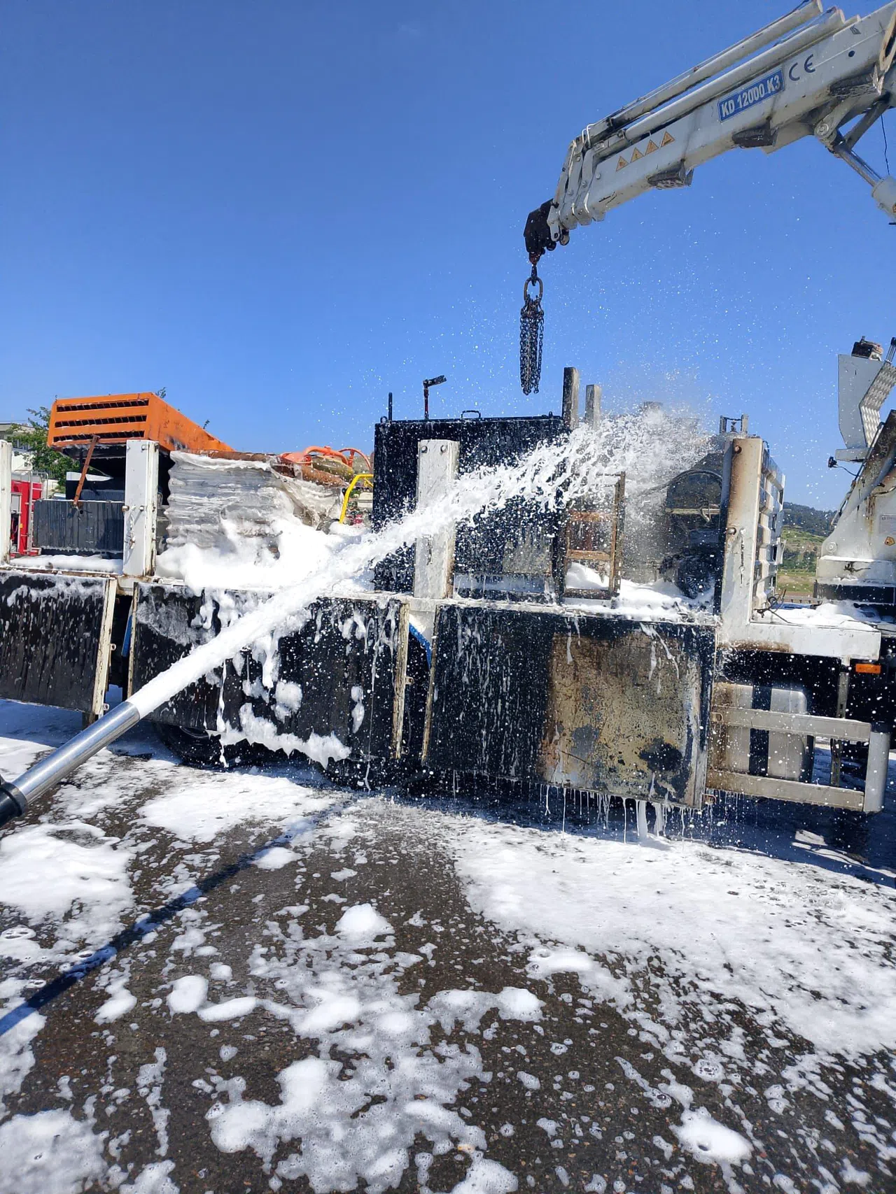 İçerisinde Tüplerin De Bulunduğu Kamyon Kasasında Yangın