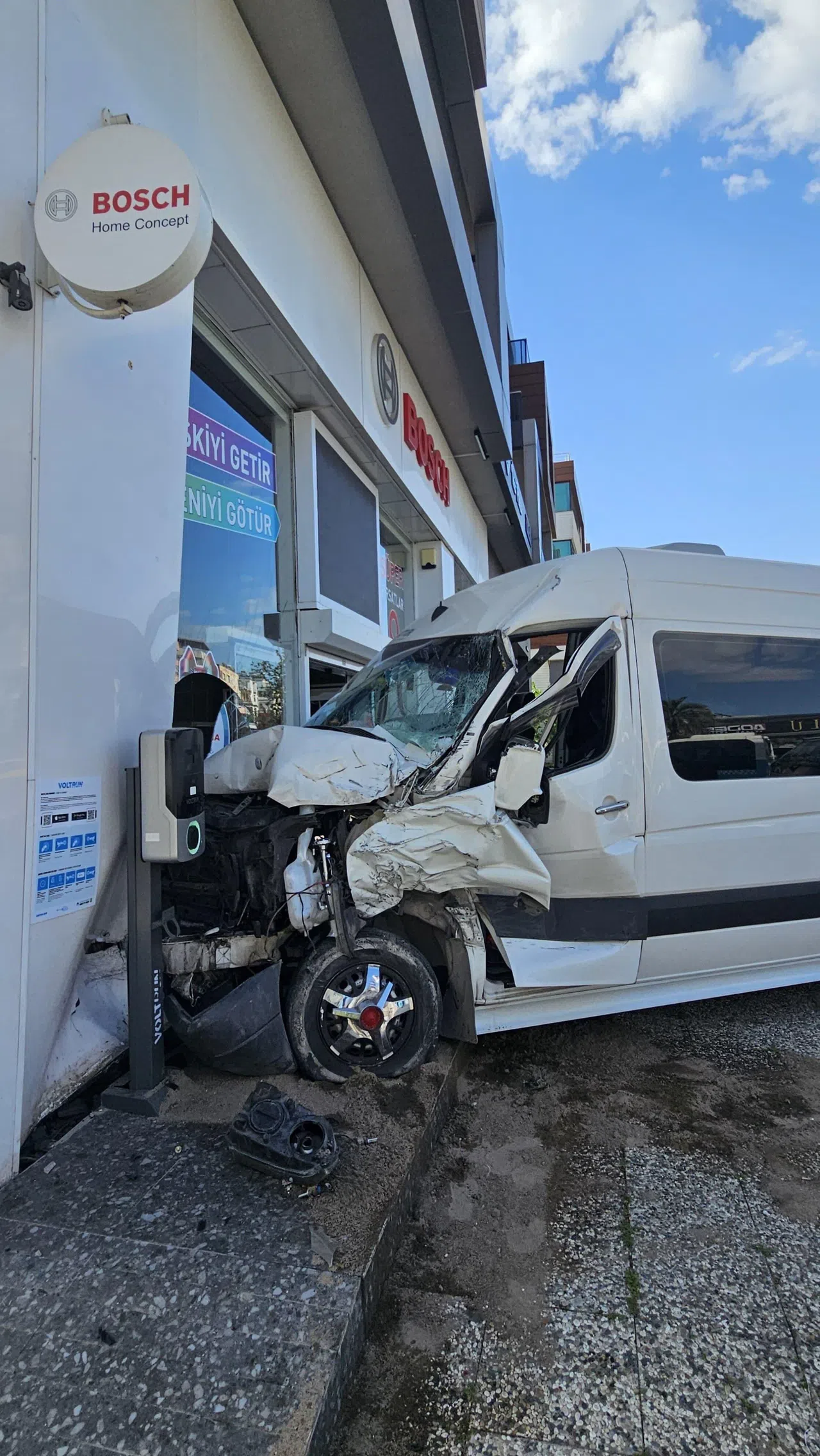 İki Servis Aracı Çarpıştı