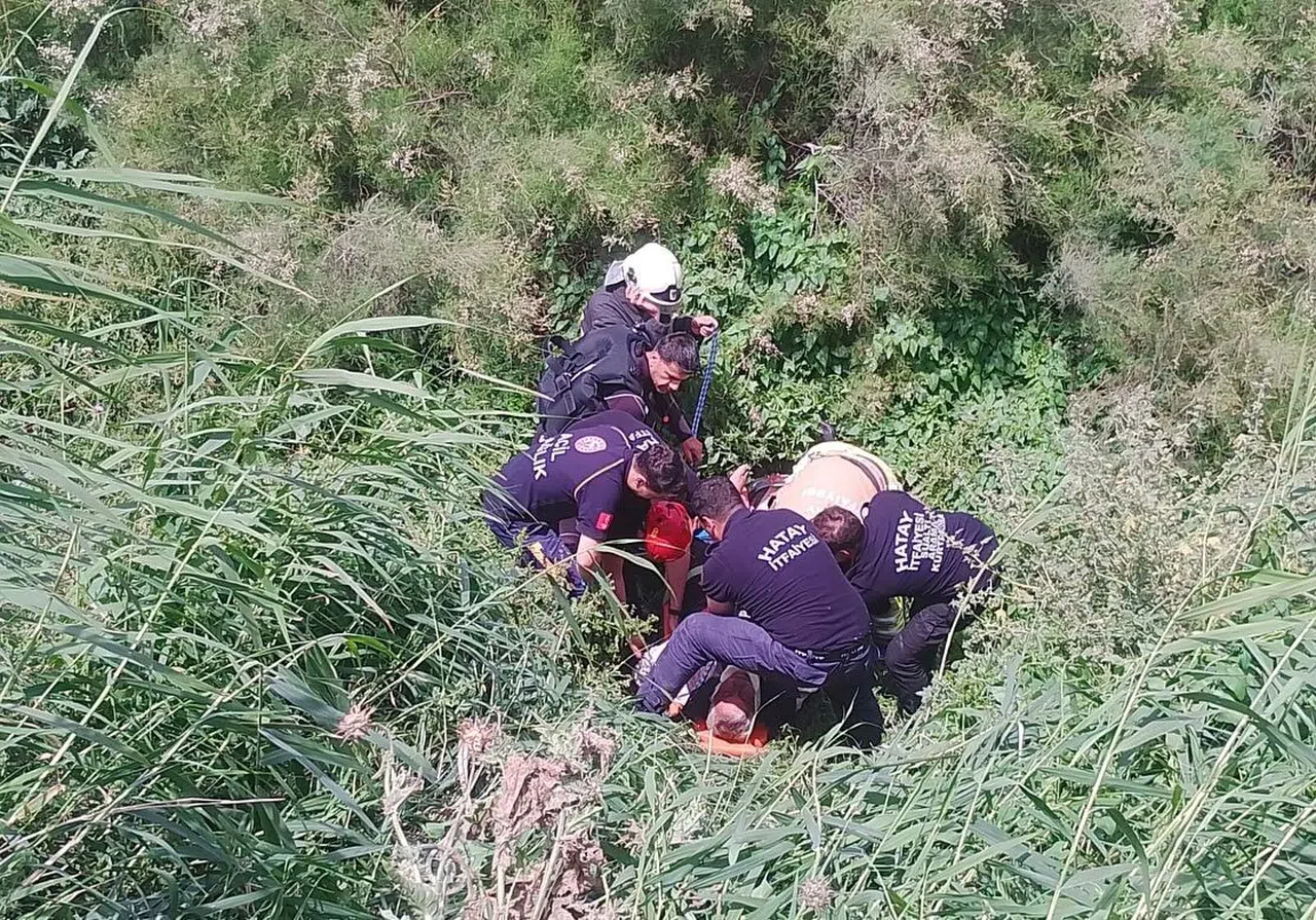 Sürücü Nehir Yatağına Uçtu