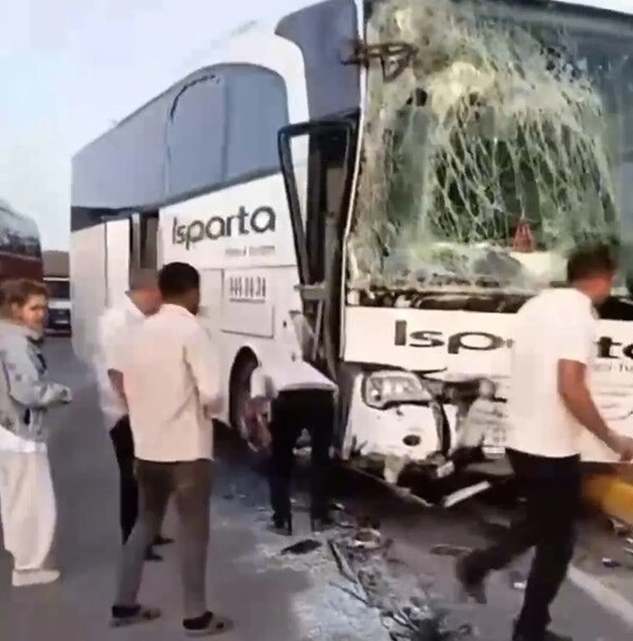 Isparta'da iki yolcu otobüsü çarpıştı: 1'i ağır 27 yaralı