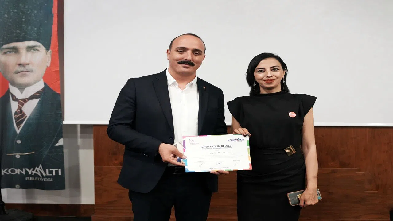 Kadınlar, Sertifikalarını Belediye Başkanından Aldı