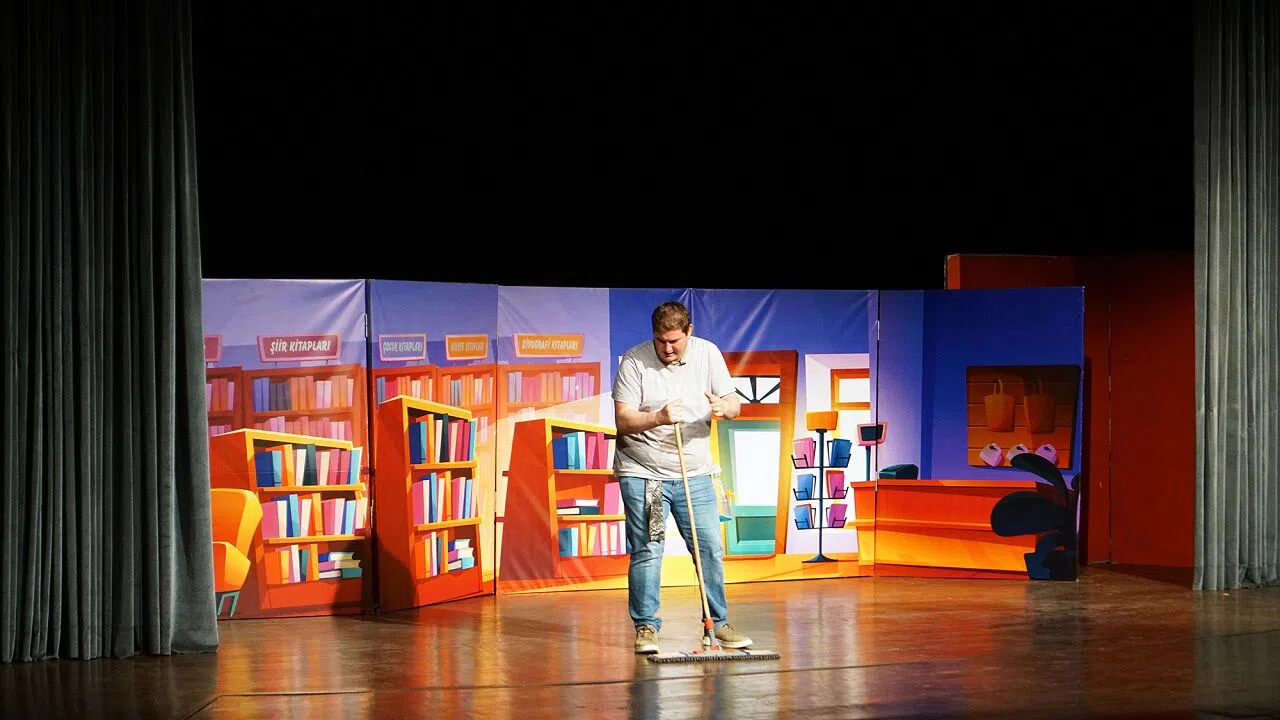 Miniklerin Tiyatro Keyfi: “Kütüphane Macerası” Ayakta Alkışlandı
