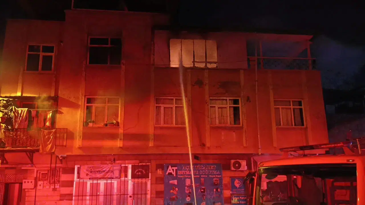 Kahramanmaraş’ta Apartman Yangını: Üçüncü Kat Alevlere Teslim Oldu