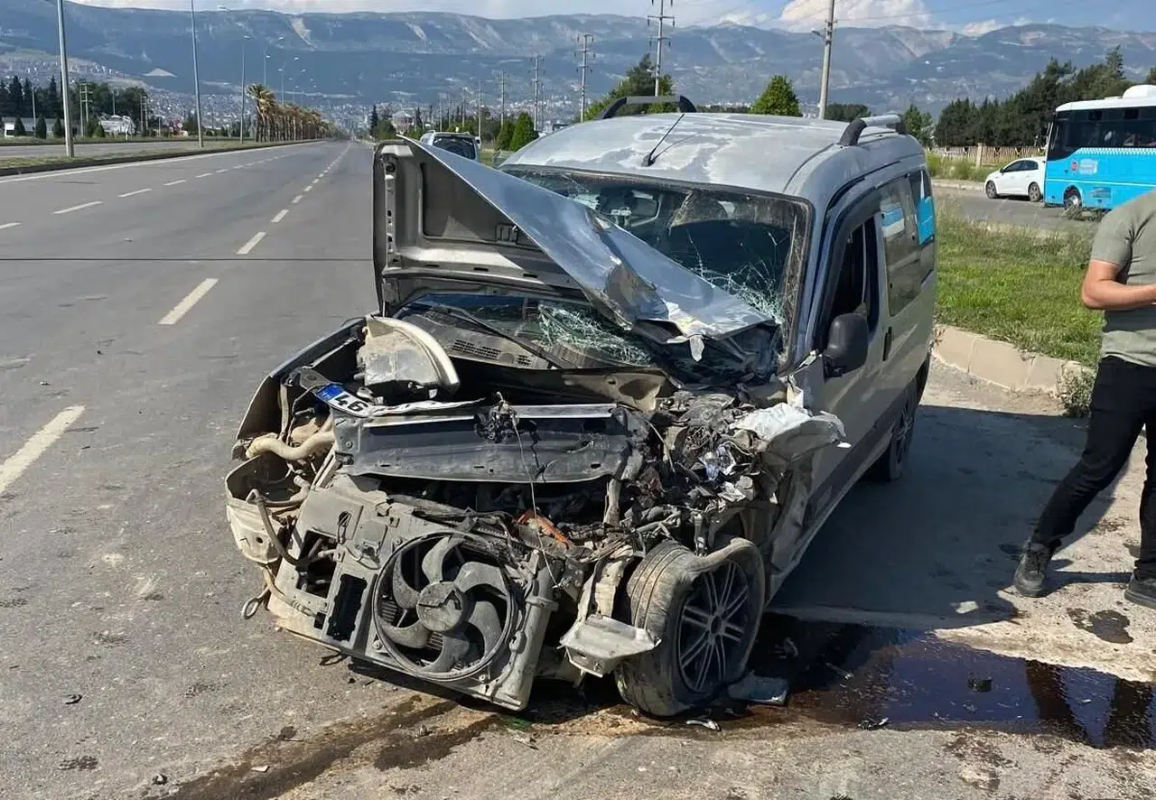 Kahramanmaraş’ta Kaza: Araçlar Hurdaya Döndü, 3 Yaralı