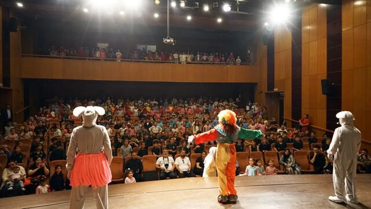 Kahkahalar ve Alkışlar Arasında: “Sam ile Julia” Oyunu Çocukları Mest Etti