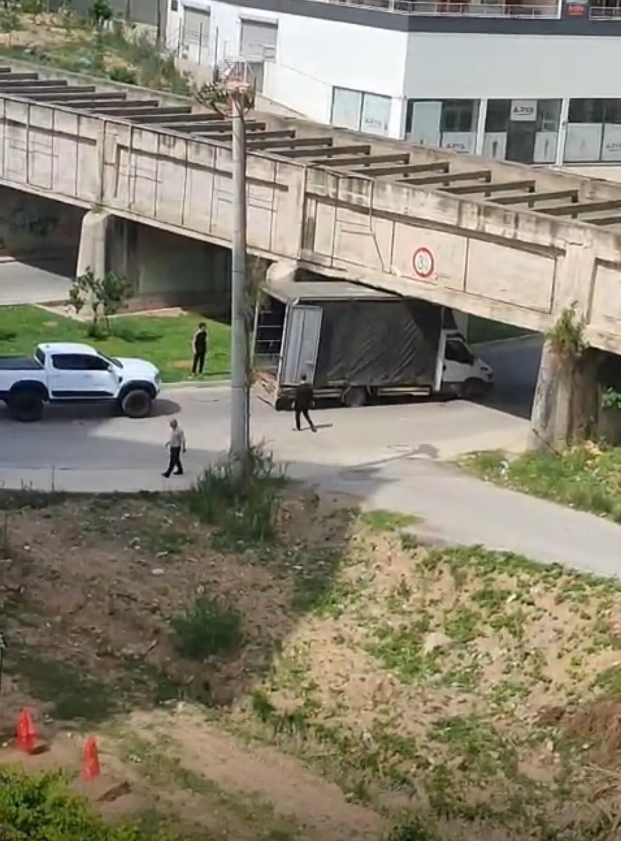 Kamyonet Köprüye Sıkıştı