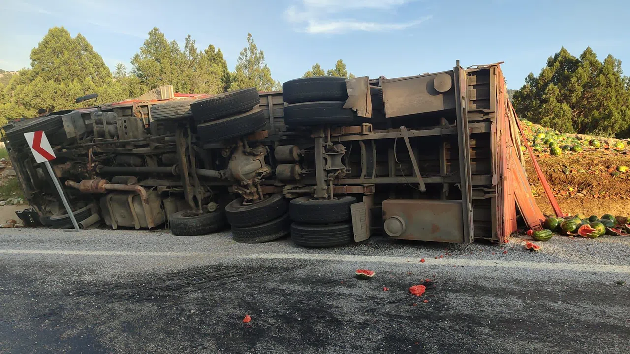 Karpuz Yüklü Kamyon Devrildi