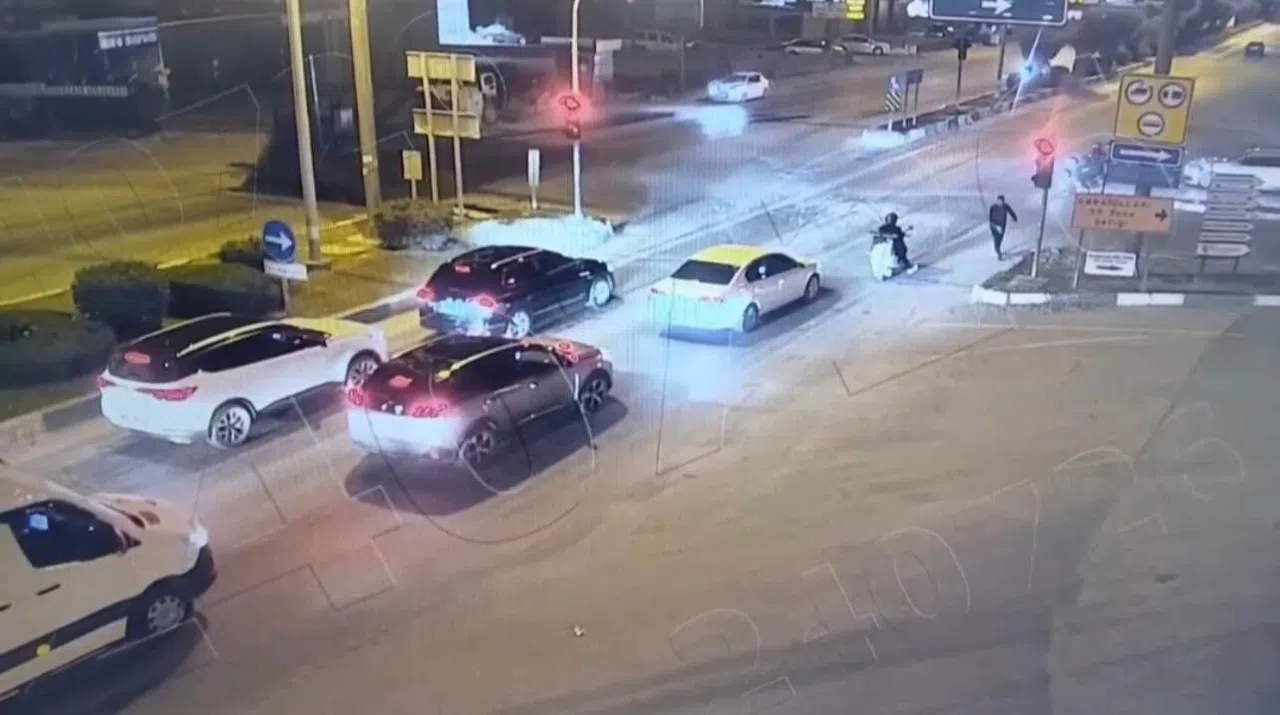 Kırmızı Işıkta Duran Vatandaştan Örnek Davranış