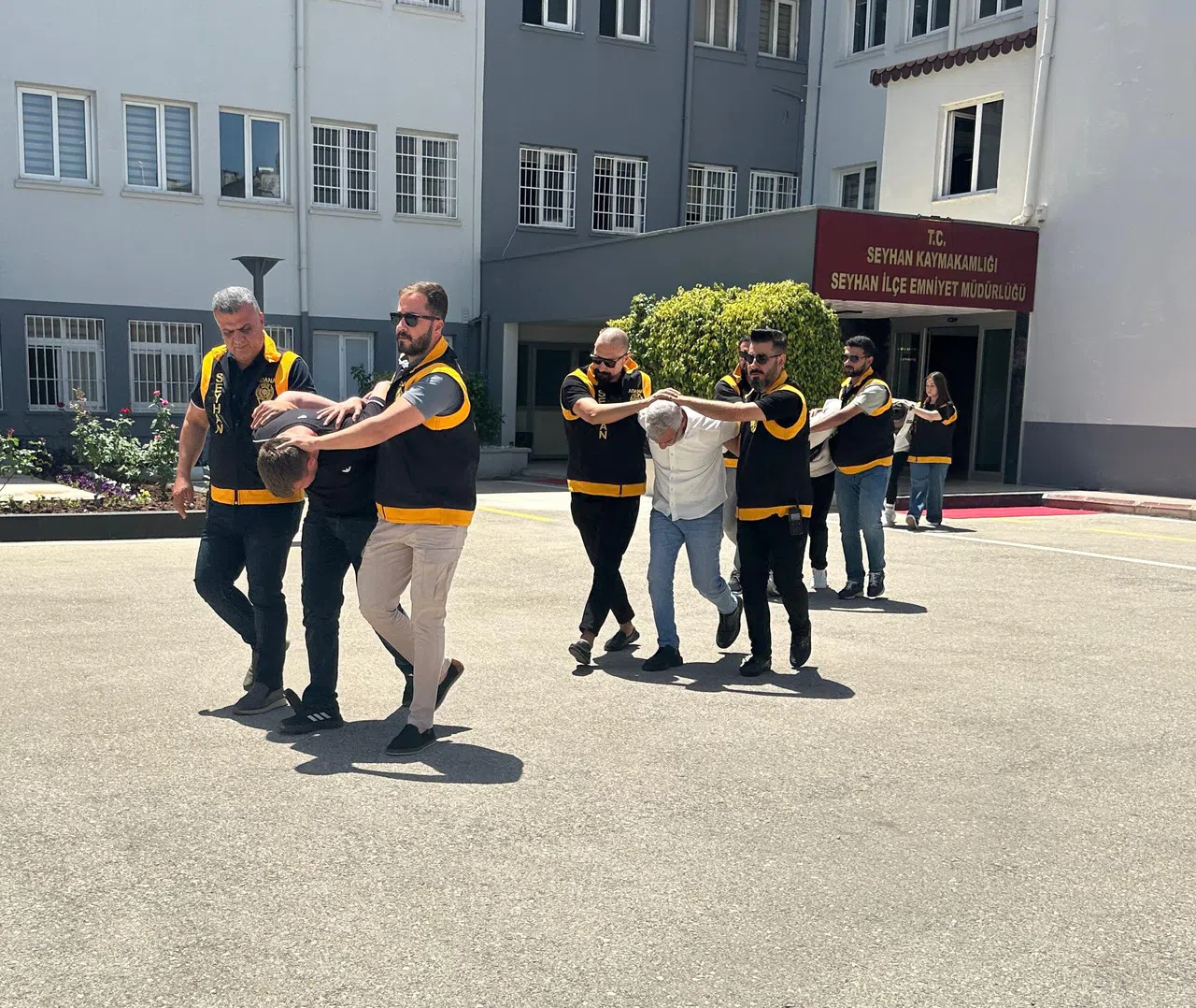 Kıskançlık Krizine Girip Kafe Kurşunlattı