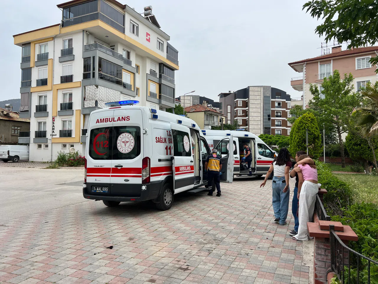 Liseli Kızların Sosyal Medya Kavgasını Ayırmak İçin Araya Giren 2 Kız Bıçaklandı